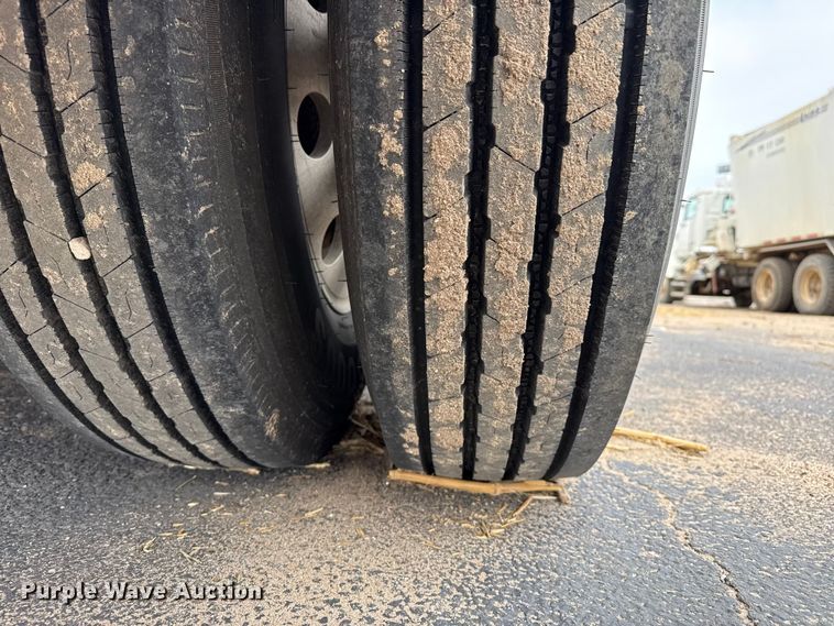 image for item DZ5371 2007 Merritt livestock trailer