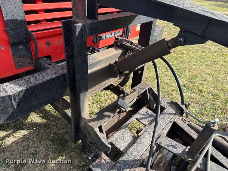 image for item DZ5435 1997 International 4900 dump truck
