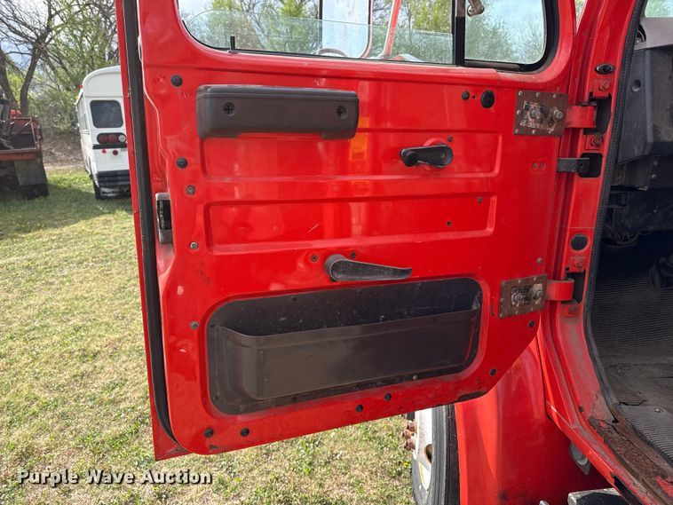 image for item DZ5435 1997 International 4900 dump truck