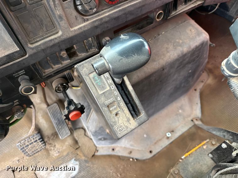 image for item DZ5435 1997 International 4900 dump truck