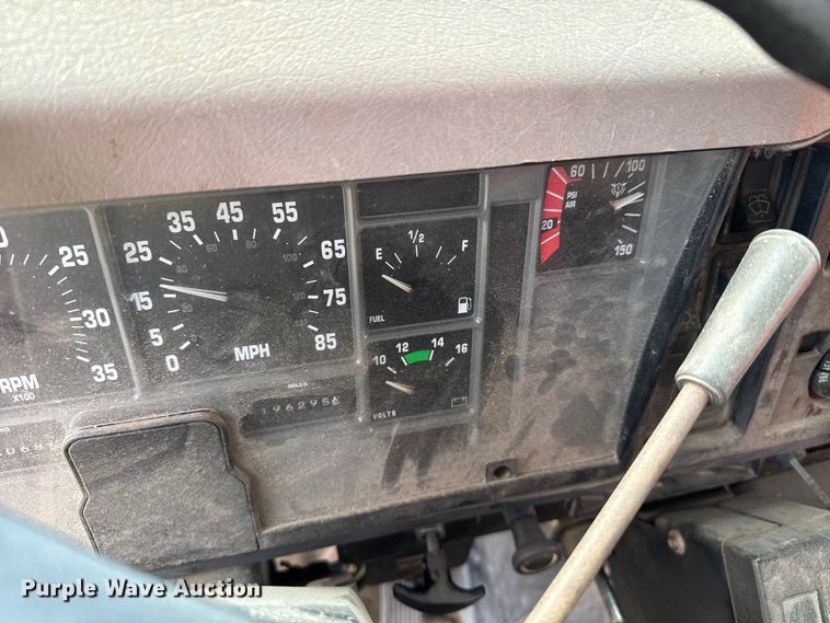 image for item DZ5435 1997 International 4900 dump truck