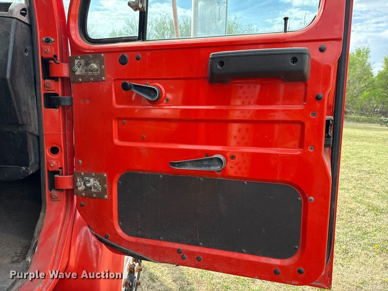 image for item DZ5435 1997 International 4900 dump truck
