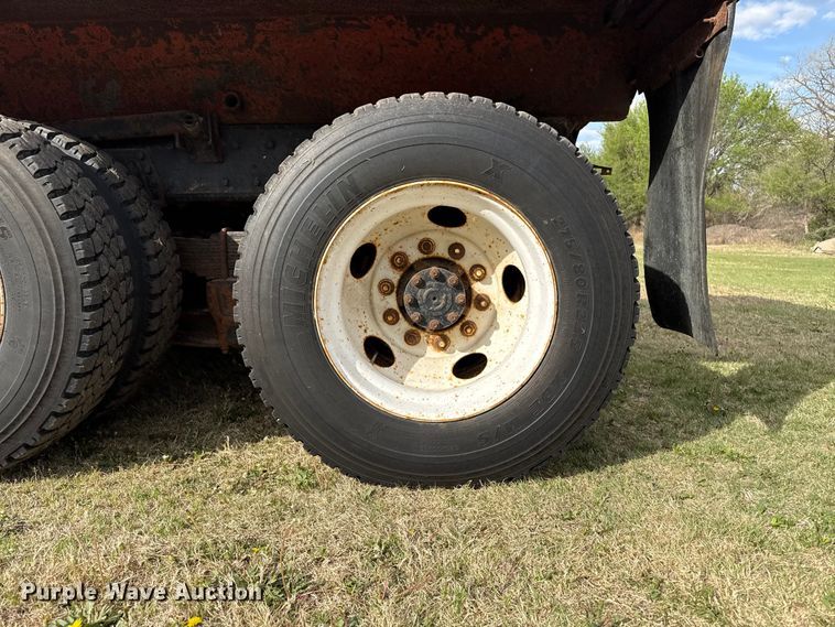 image for item DZ5435 1997 International 4900 dump truck