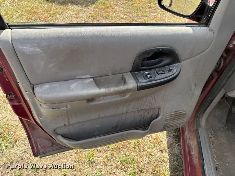 image for item DZ5442 2004 Chevrolet Venture van