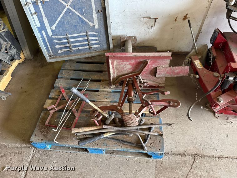 image for item DZ5444 Tire machines