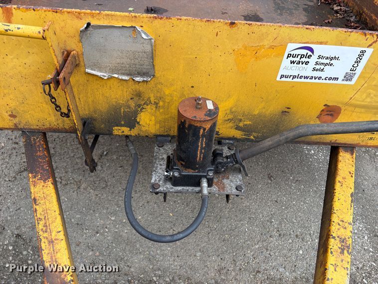 image for item EC8268 1991 Tiger line F3H7010 tilt deck utility trailer