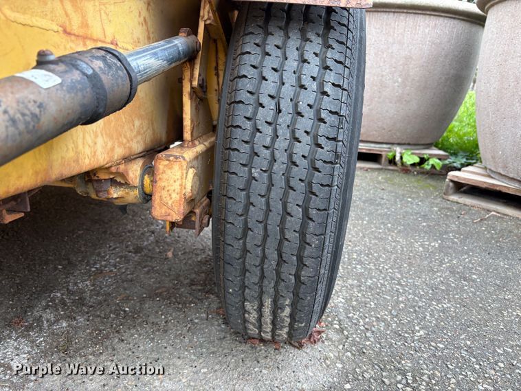 image for item EC8268 1991 Tiger line F3H7010 tilt deck utility trailer