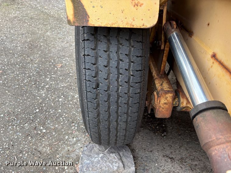 image for item EC8268 1991 Tiger line F3H7010 tilt deck utility trailer