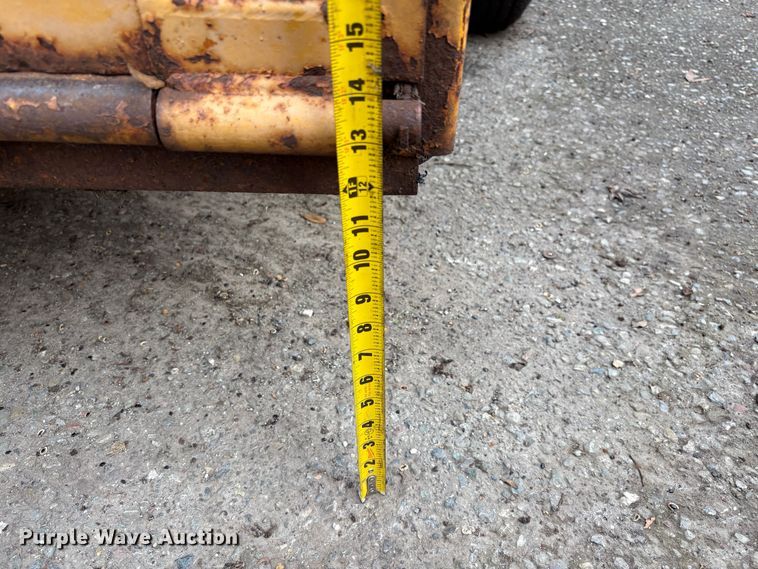 image for item EC8268 1991 Tiger line F3H7010 tilt deck utility trailer