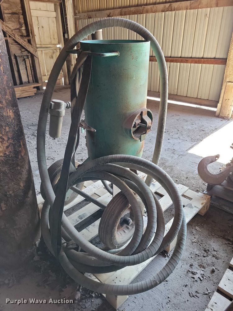 image for item EE0952 1985 Clemco Ind 1648 sand blaster