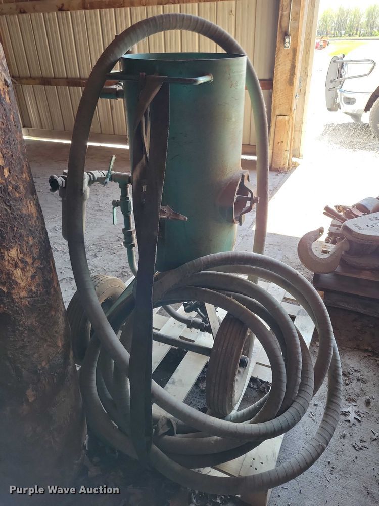 image for item EE0952 1985 Clemco Ind 1648 sand blaster