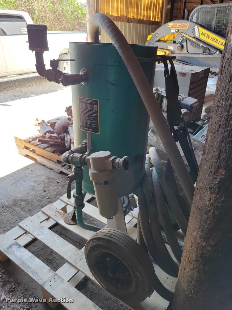 image for item EE0952 1985 Clemco Ind 1648 sand blaster