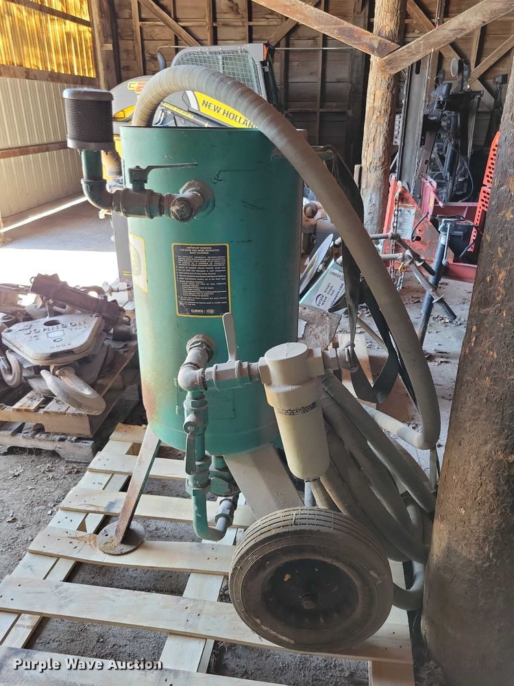 image for item EE0952 1985 Clemco Ind 1648 sand blaster