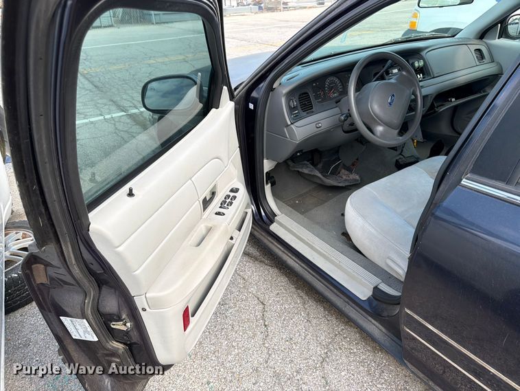 image for item EL0093 2003 Ford Crown Victoria 