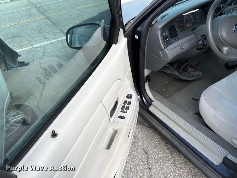 image for item EL0093 2003 Ford Crown Victoria 