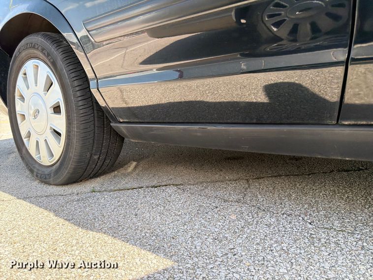 image for item EL0098 2010 Ford Crown Victoria 