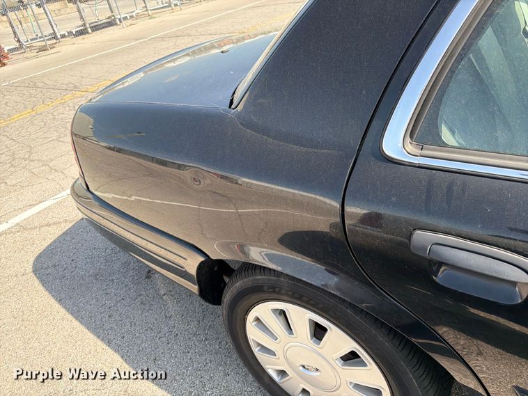 image for item EL0098 2010 Ford Crown Victoria 