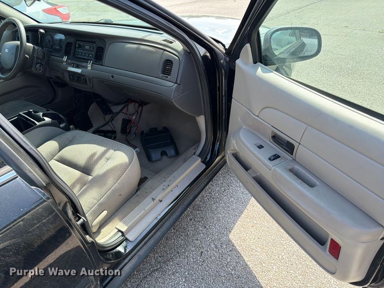 image for item EL0098 2010 Ford Crown Victoria 