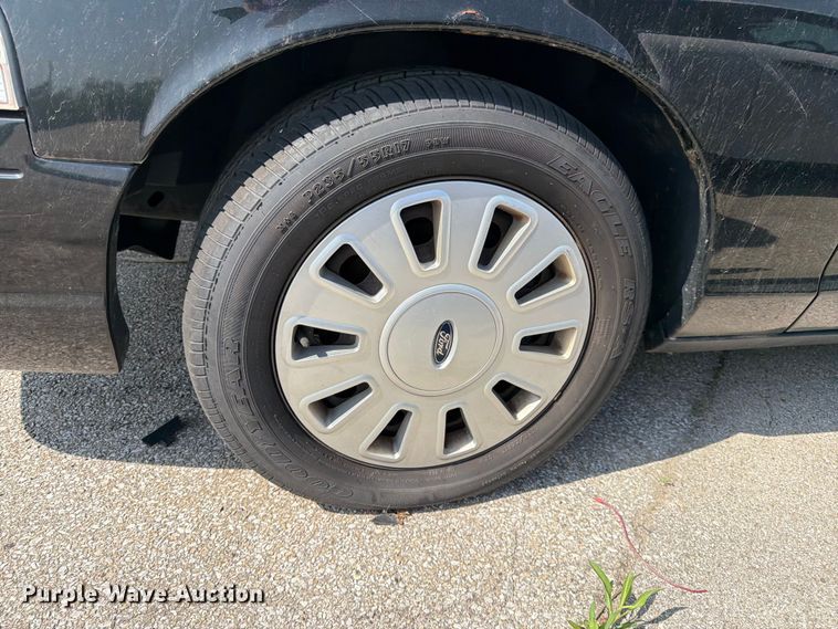 image for item EL0098 2010 Ford Crown Victoria 