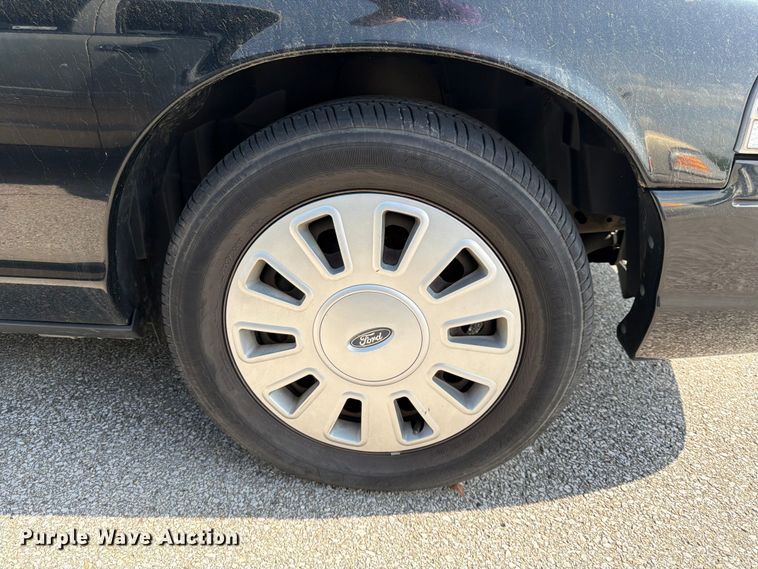 image for item EL0098 2010 Ford Crown Victoria 