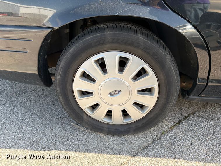 image for item EL0098 2010 Ford Crown Victoria 