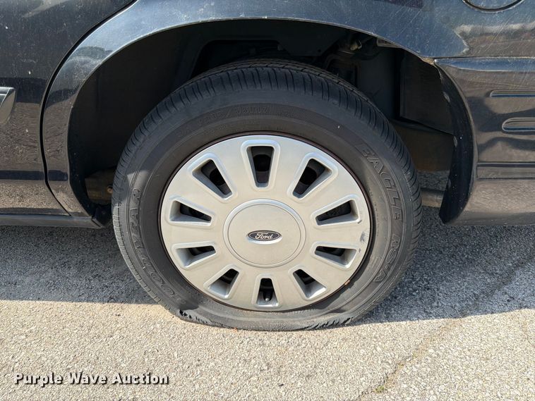 image for item EL0098 2010 Ford Crown Victoria 