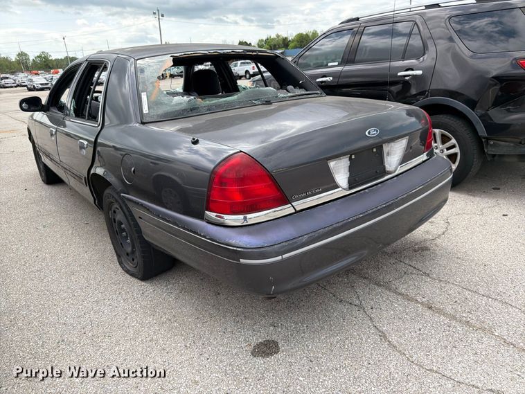 image for item EL0104 2005 Ford Crown Victoria 