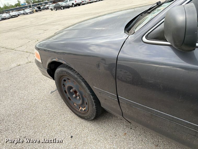 image for item EL0104 2005 Ford Crown Victoria 