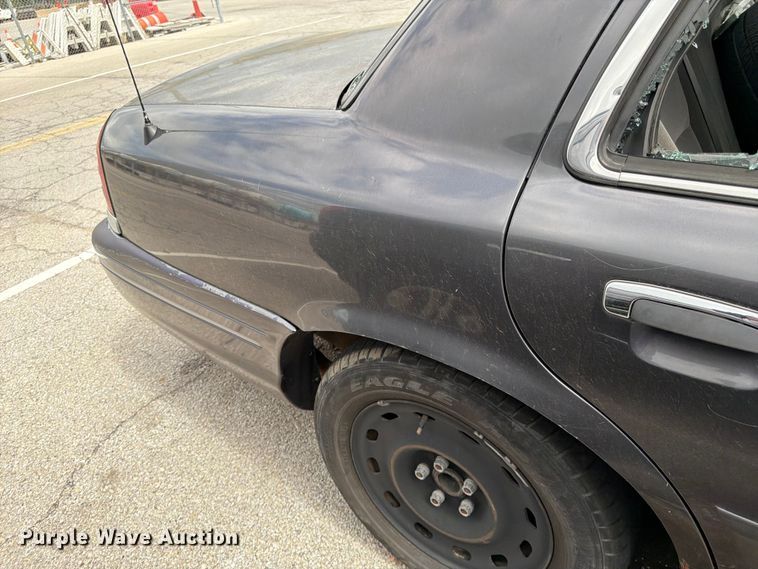 image for item EL0104 2005 Ford Crown Victoria 