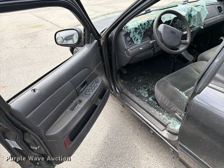 image for item EL0104 2005 Ford Crown Victoria 