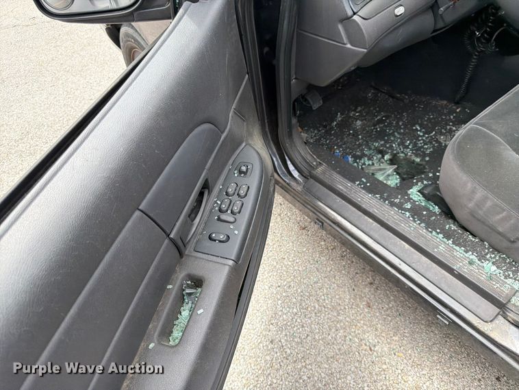 image for item EL0104 2005 Ford Crown Victoria 