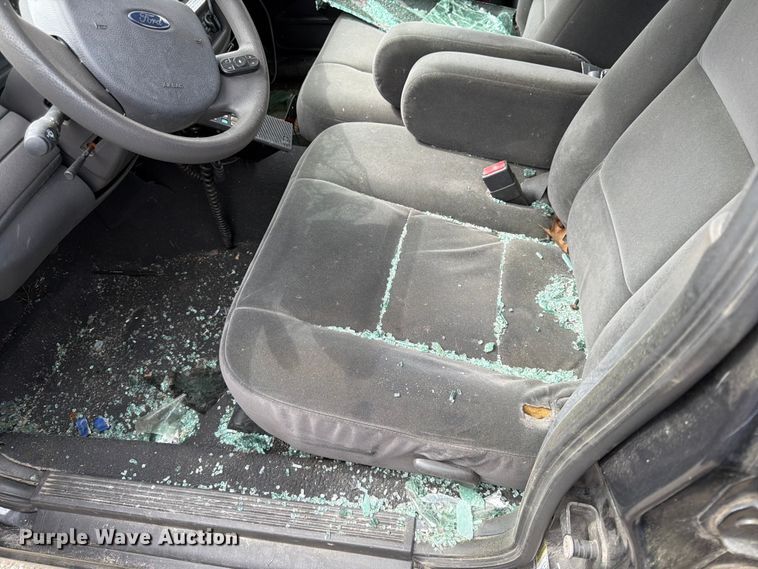 image for item EL0104 2005 Ford Crown Victoria 