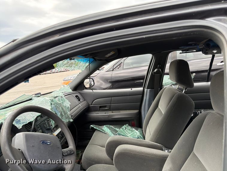 image for item EL0104 2005 Ford Crown Victoria 