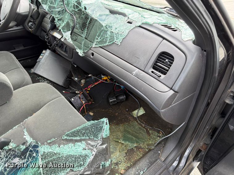 image for item EL0104 2005 Ford Crown Victoria 