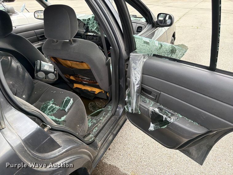 image for item EL0104 2005 Ford Crown Victoria 