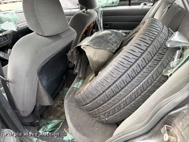 image for item EL0104 2005 Ford Crown Victoria 