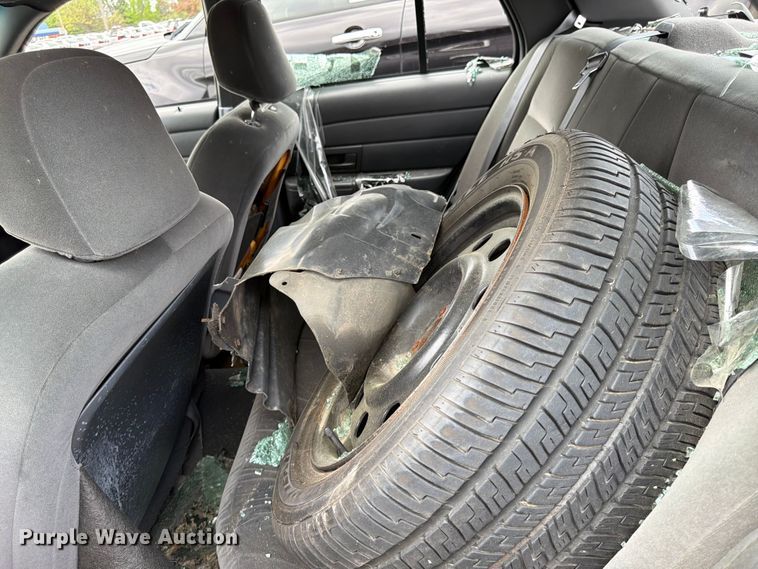 image for item EL0104 2005 Ford Crown Victoria 