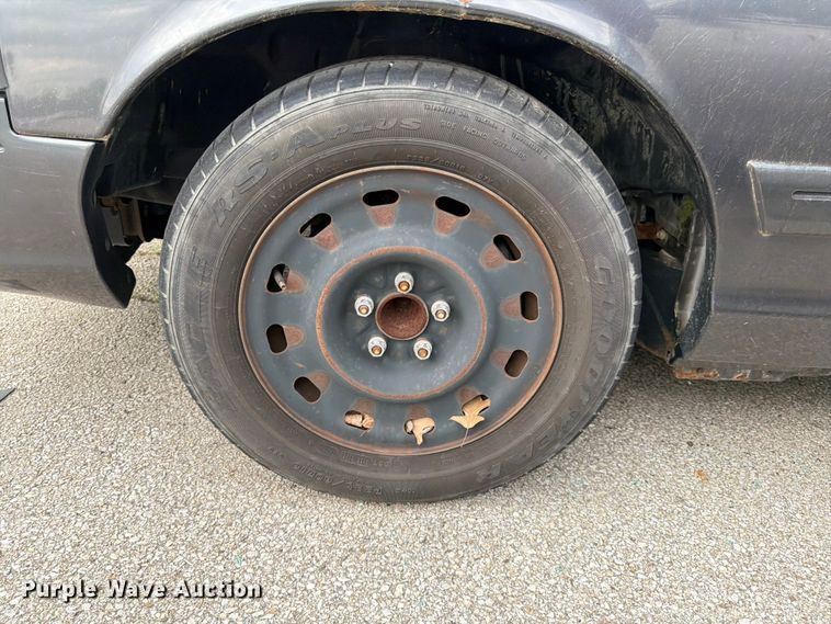 image for item EL0104 2005 Ford Crown Victoria 