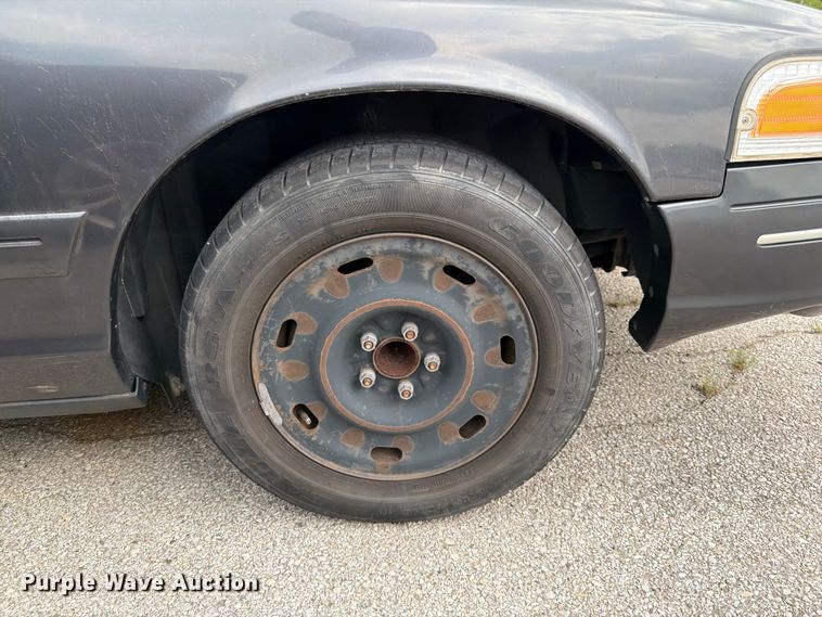 image for item EL0104 2005 Ford Crown Victoria 