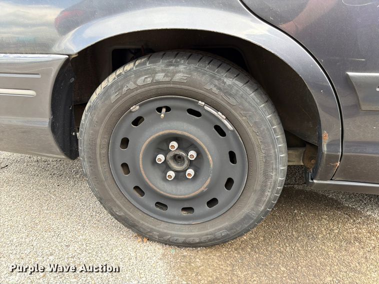 image for item EL0104 2005 Ford Crown Victoria 