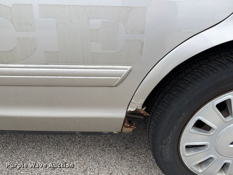 image for item EL0105 2010 Ford Crown Victoria 