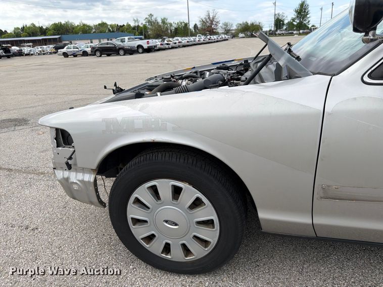 image for item EL0105 2010 Ford Crown Victoria 