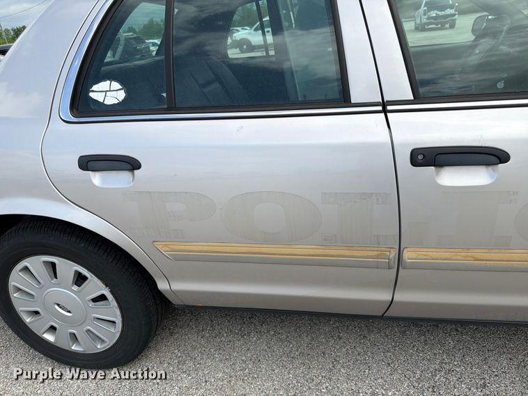 image for item EL0105 2010 Ford Crown Victoria 