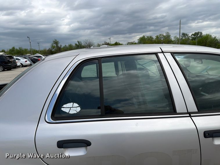 image for item EL0105 2010 Ford Crown Victoria 