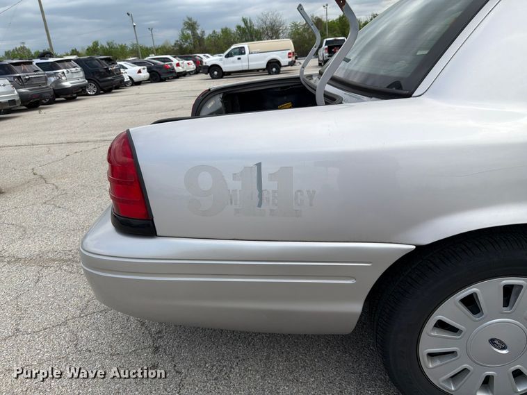 image for item EL0105 2010 Ford Crown Victoria 