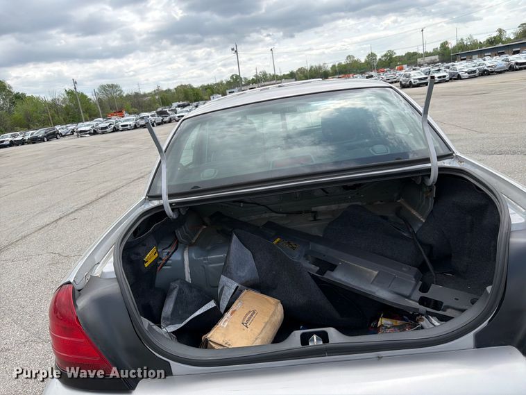 image for item EL0105 2010 Ford Crown Victoria 