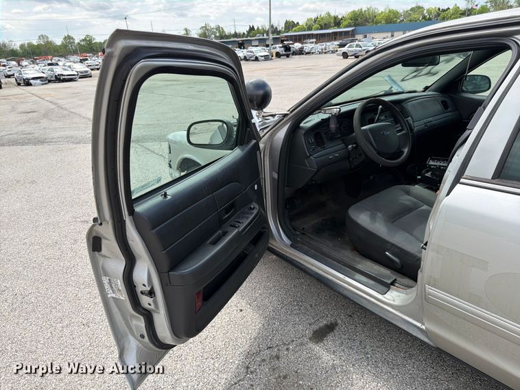 image for item EL0105 2010 Ford Crown Victoria 