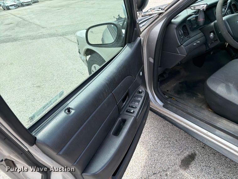 image for item EL0105 2010 Ford Crown Victoria 