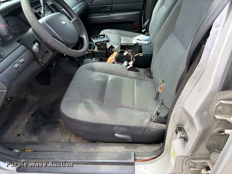 image for item EL0105 2010 Ford Crown Victoria 