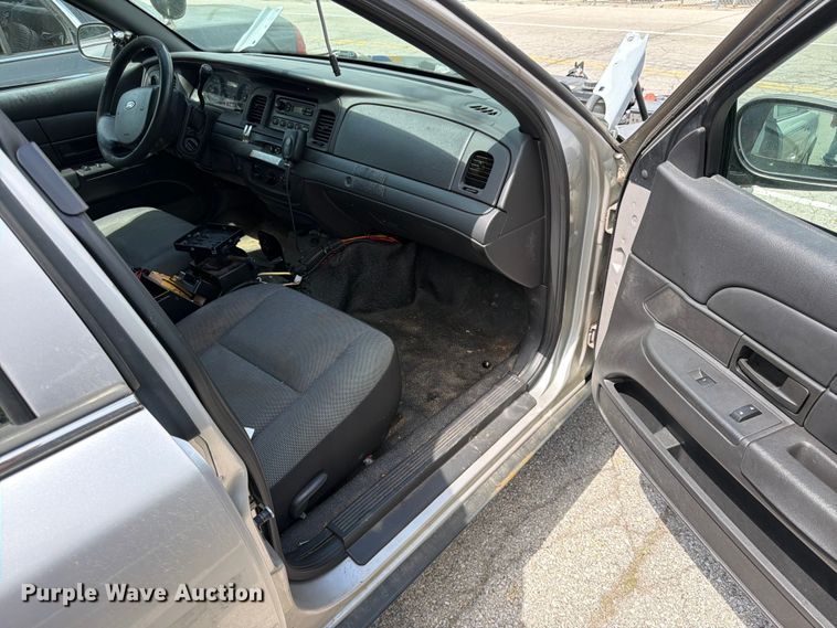 image for item EL0105 2010 Ford Crown Victoria 